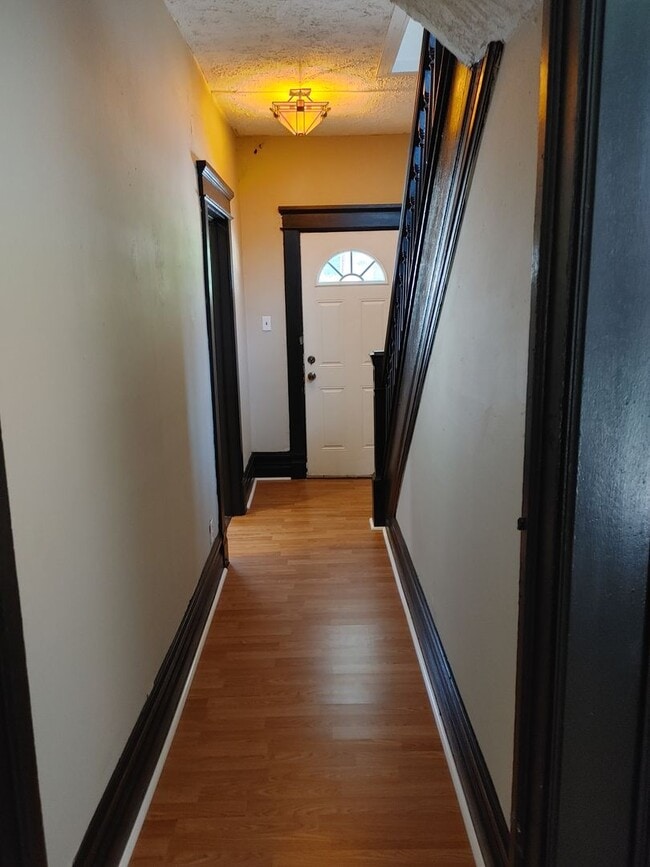 Building Photo - SPACIOUS 3 BEDROOM DUPLEX