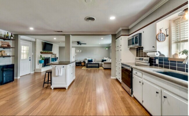 Foto del edificio - 4809 Blaney Ave