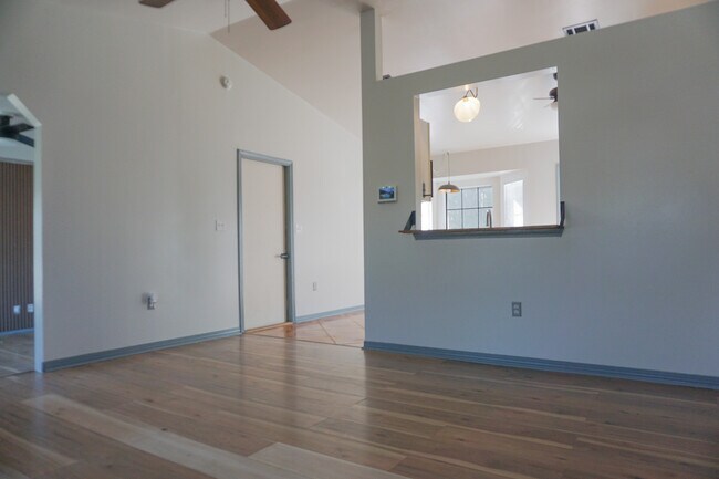 Building Photo - 6 Flora Cove