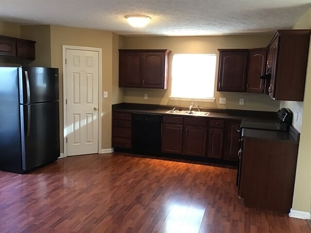 Building Photo - 942 Sheets Ct