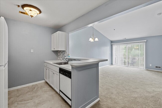 Building Photo - 20 Foxglove Dr