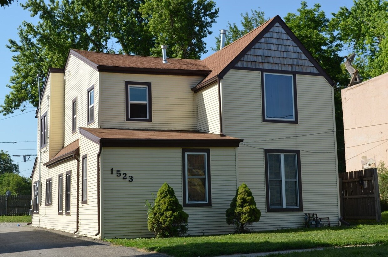 1523 Des Moines St, Des Moines, IA 50316 Townhome Rentals in Des