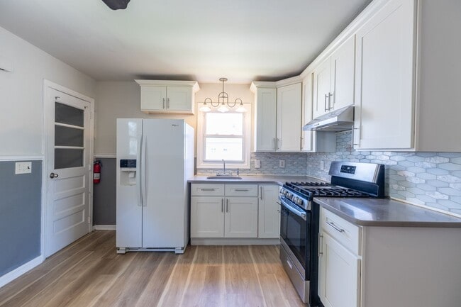 Foto del edificio - 4 bedrooms 1 bath