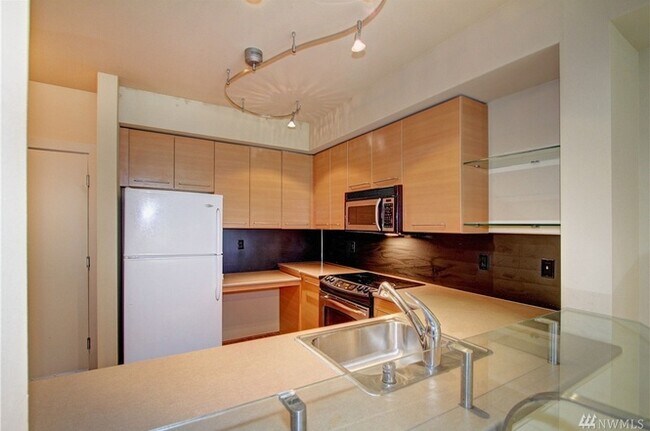 Kitchen - 1410 E Pine St