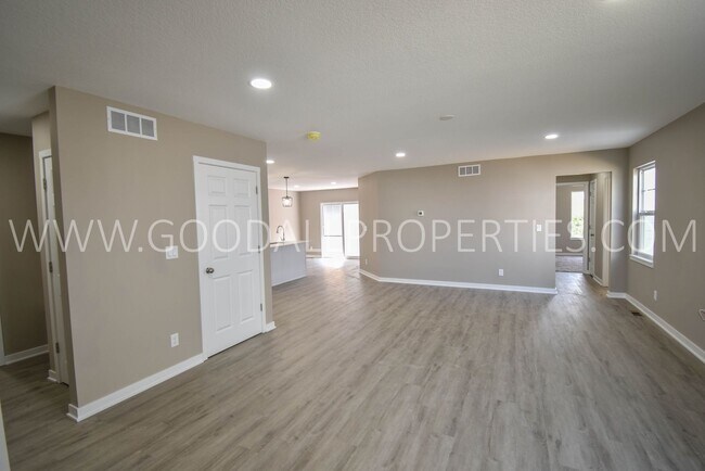Building Photo - First Month Free if moved in by the 25th, ...