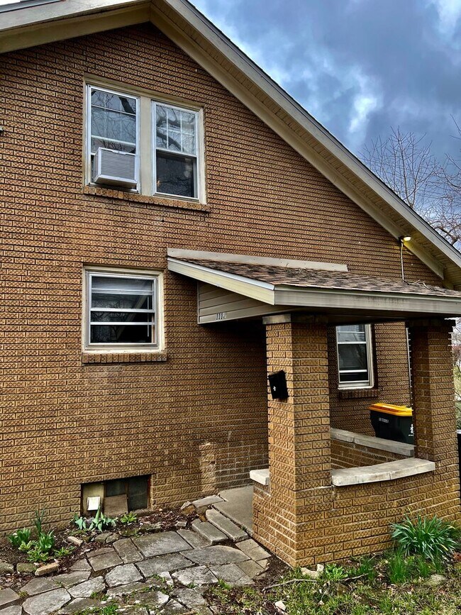 Foto del edificio - 111 1/2 E. Wylie St- Upstairs
