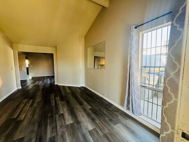 Building Photo - Updated 2 Bedroom Half-Plex