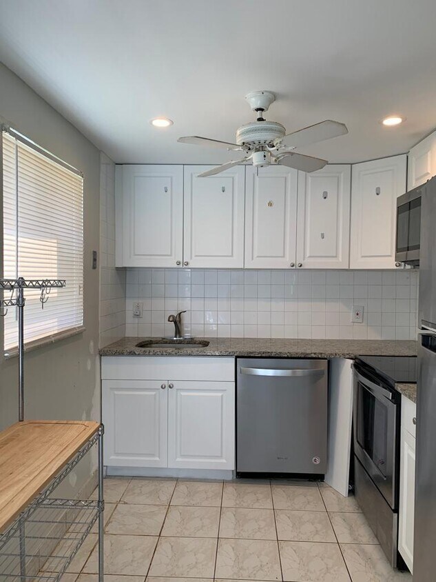 Foto principal - 301 Brittany Ave