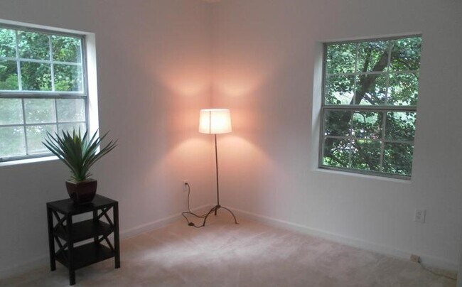 Foto del edificio - 1719 N Troy St