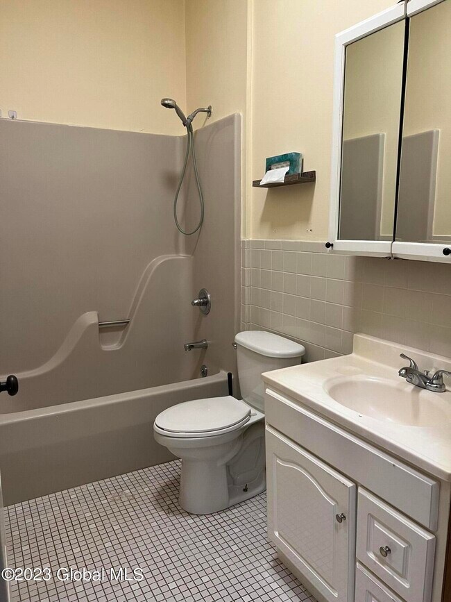 404 Union St Unit 4, Schenectady, NY 12305 Room for Rent in