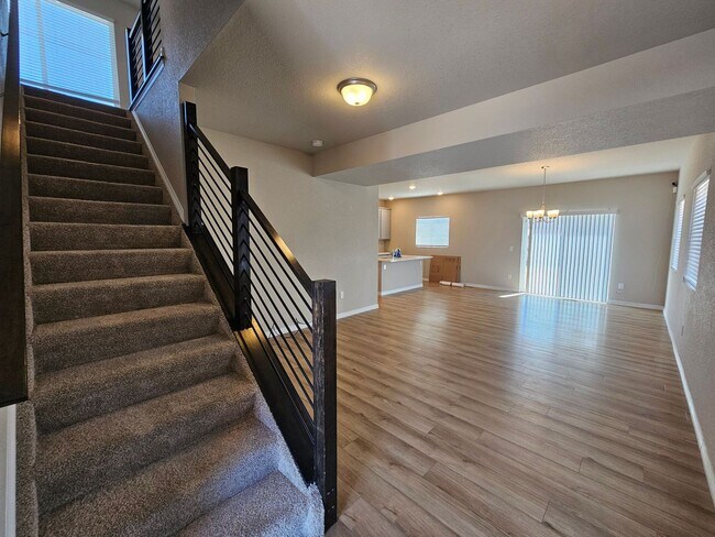 Foto del edificio - Welcome to this beautiful 3-bedroom, 3-bathroom home located in Lorson Ranch!!