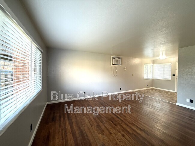 Foto del edificio - 1040 Normal Ave