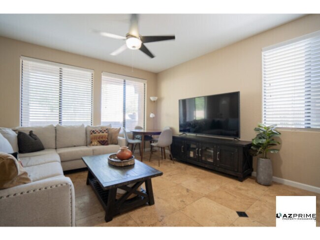 Building Photo - Beautiful 3/2.5 Glendale Townhouse with Ba...