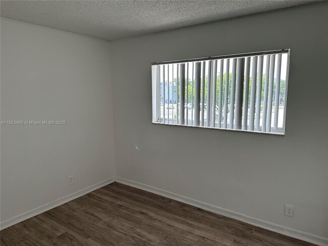 Foto del edificio - 8540 N Sherman Cir