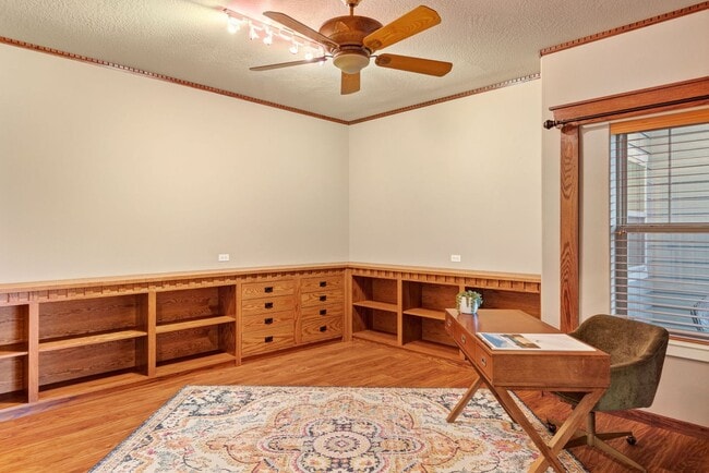 Building Photo - NW Grants Pass, Class, Style and Views!!!