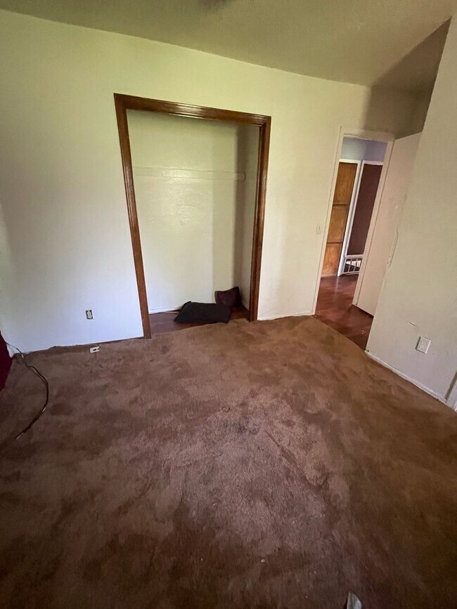 Foto del edificio - 3BD Home needing some TLC!! Has Fenced in Backyard & a 2-Car Garage!!