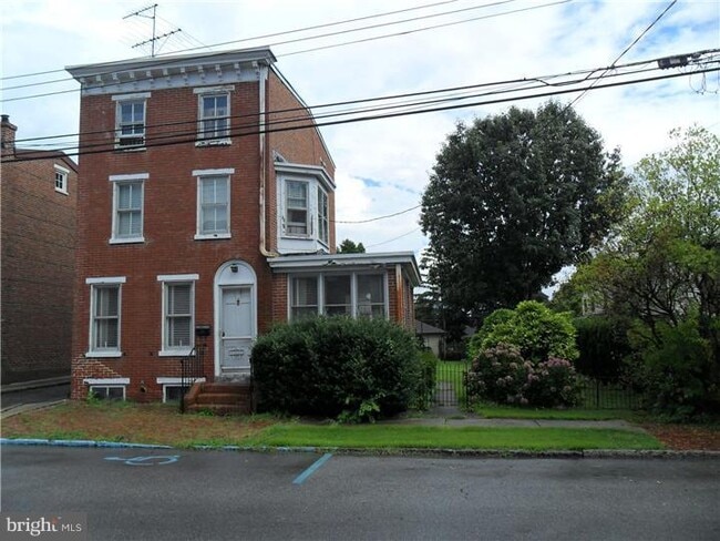 Building Photo - 109 E 2nd St