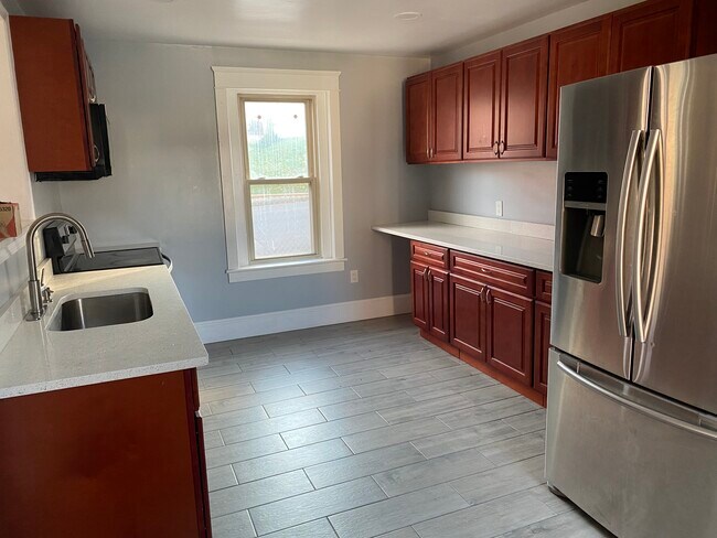 Building Photo - 724 Lynn Ave