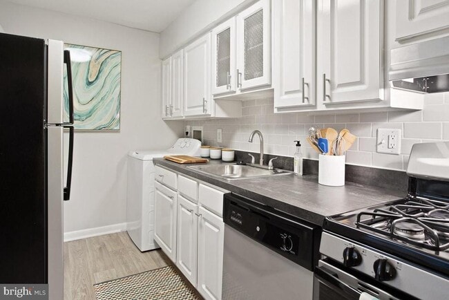 Building Photo - 9220 Old Lantern Way