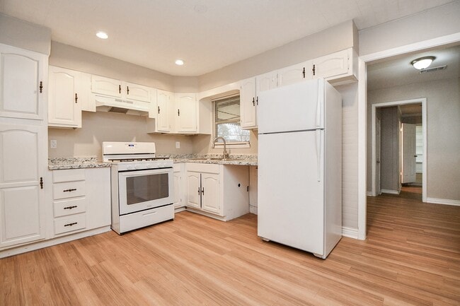 Building Photo - 919 Forest Oaks Dr