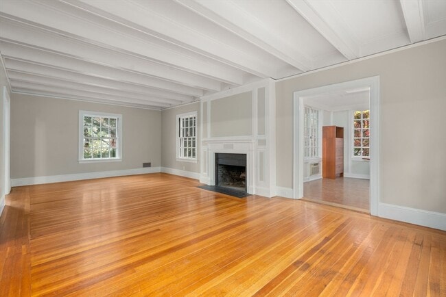 Foto del edificio - 161 Clinton Rd