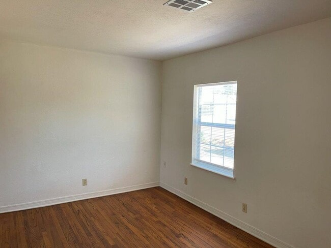 Building Photo - 2 bed one bath with Large outdoor space, o...