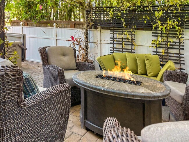 Foto del edificio - Gorgeous 3 Bedroom 2 Bath with Spa in Carl...