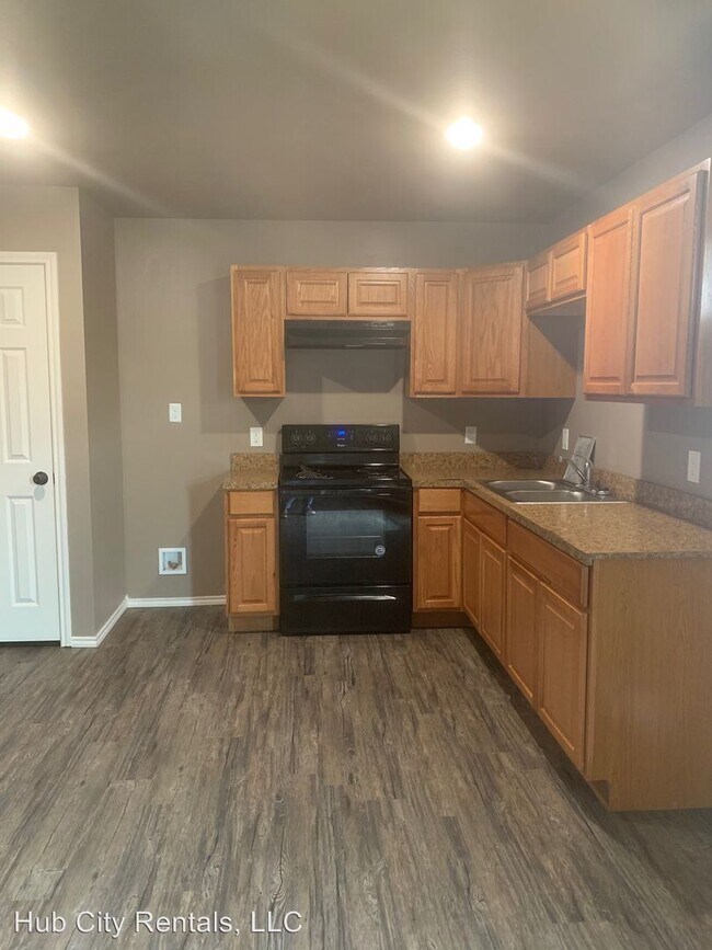 Building Photo - 3 br, 1 bath Apartment - 2809 East 2nd Street