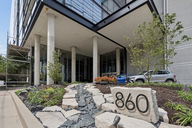 Building Photo - 860 W Blackhawk St