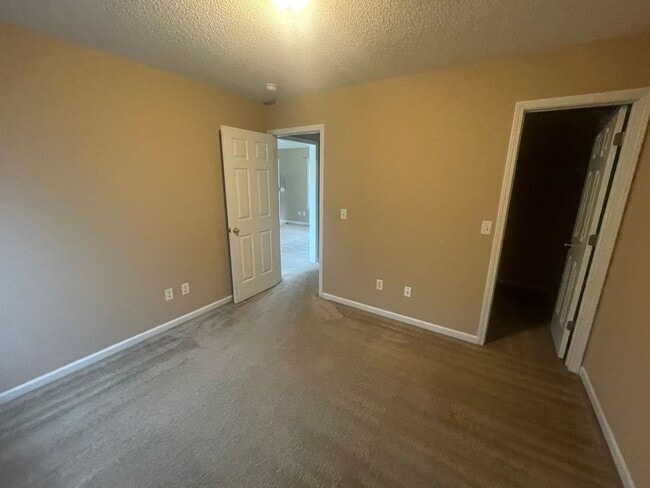 Building Photo - 2817 Valor Dr