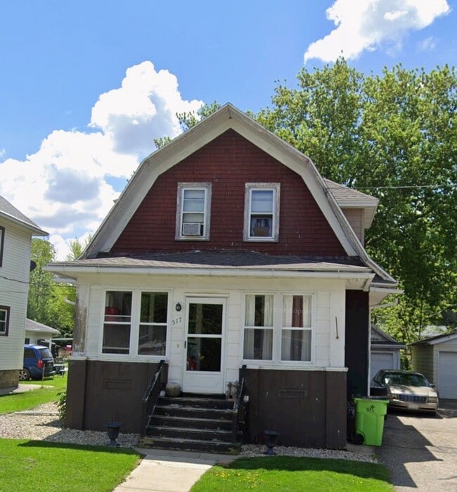 Building Photo - 517 Bronson St