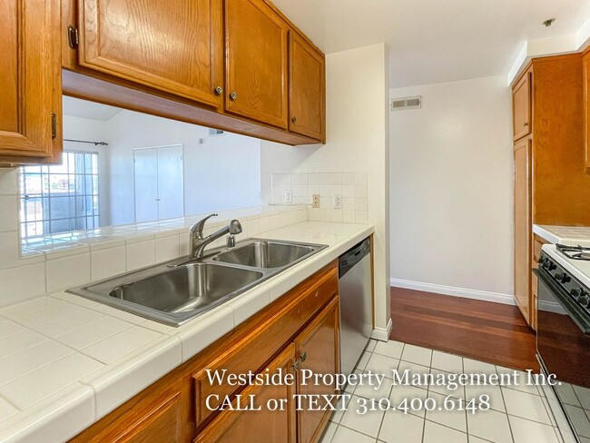 Building Photo - Mar Vista Upper 3Bd/2.5BA Multi-Level Condo