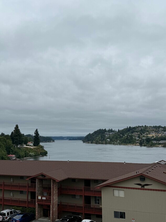 Vista de la entrada de Dyes - 1602 Naval Ave