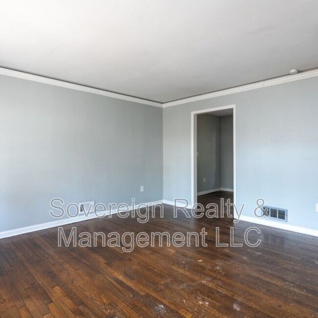 Building Photo - 4085 Kenora Dr SW