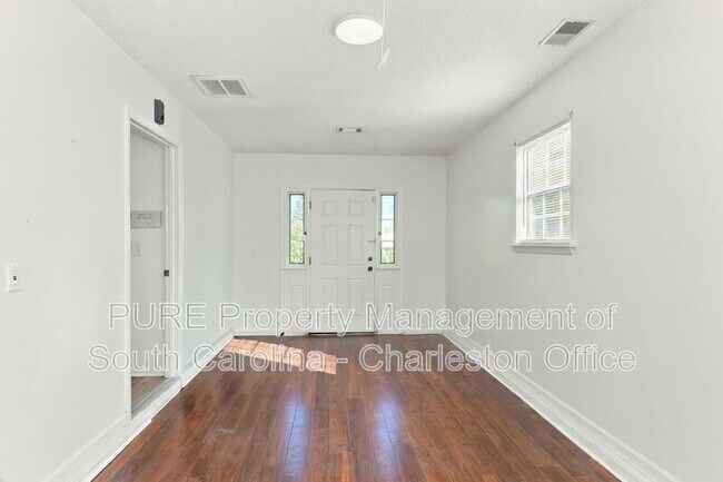 Foto del edificio - 108 Eaton Way