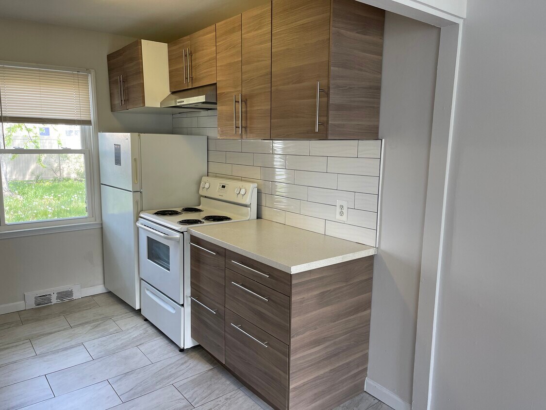 Foto principal - 10730 Troy St