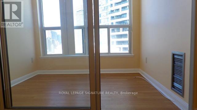 Photo du bâtiment - 24 Wellesley St W