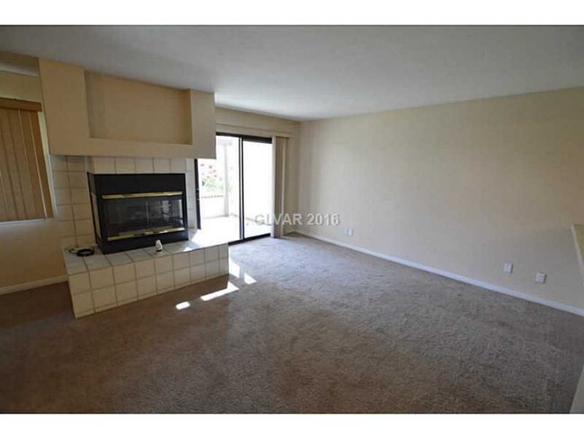 Building Photo - Large 3 bedroom townhome in Beautifully la...