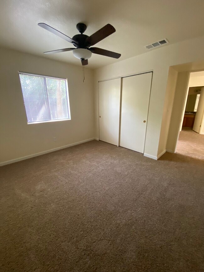 Habitación en la planta baja - 921 W Sacramento Ave