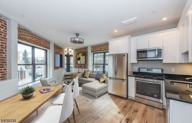 Building Photo - 44 Elm St