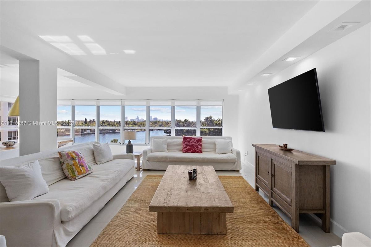 Foto principal - 9102 W Bay Harbor Dr