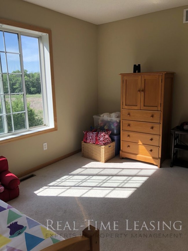 Building Photo - 2BR/1.5BA Townhouse in Lakeville