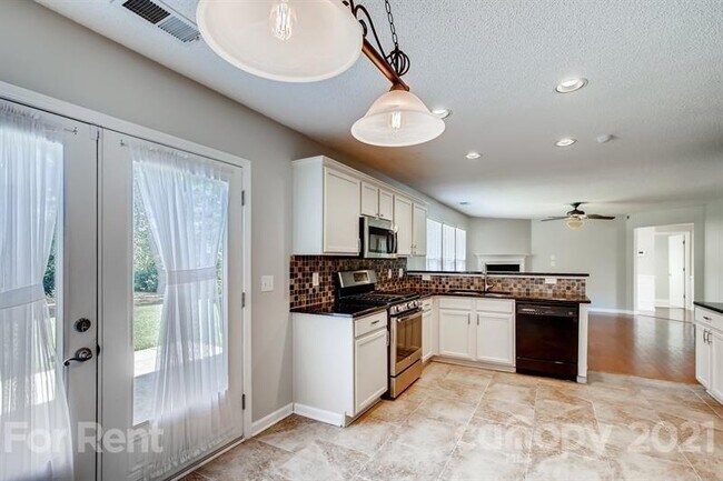 Building Photo - 3011 Thistlewood Cir