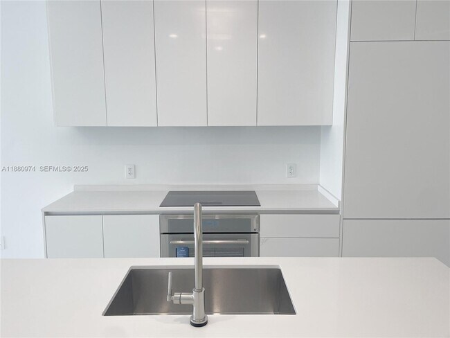 Foto del edificio - 700 NE 24th St