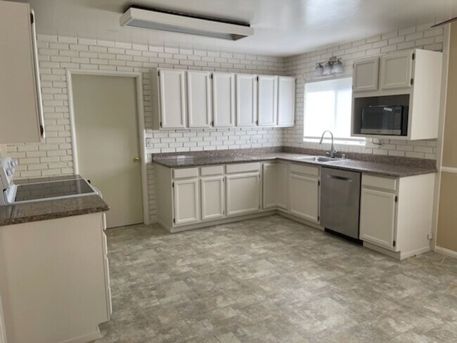 Foto del edificio - Lovely 3 Bedroom with spacious yard. Great location!