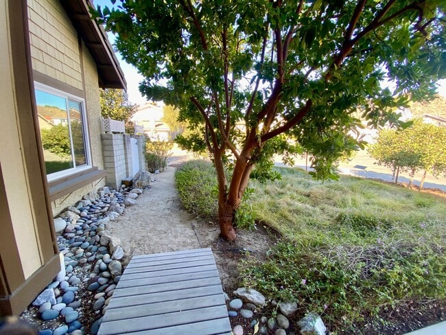 Building Photo - Gorgeous 3 bed 3 bath home in Thousand Oaks - First Time Rental!