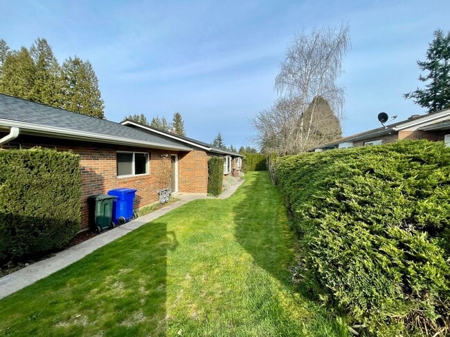Gresham Duplex with Private Yard and a Single Car Garage! Gresham Station! - Gresham Duplex with Private Yard and a Single Car Garage! Gresham Station! Apartment