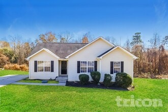 Building Photo - 2309 Saluda Dr