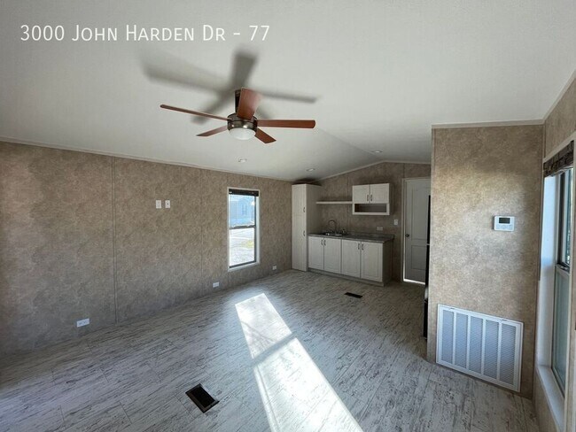 Foto del edificio - 3000 John Harden Dr