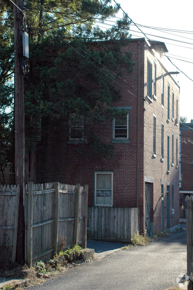 Building Photo - 1003 Capital St